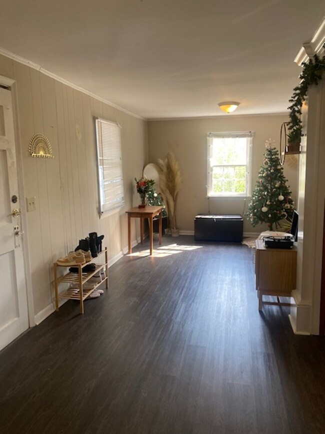 Building Photo - Available June 2025 - 2nd floor apartment ...