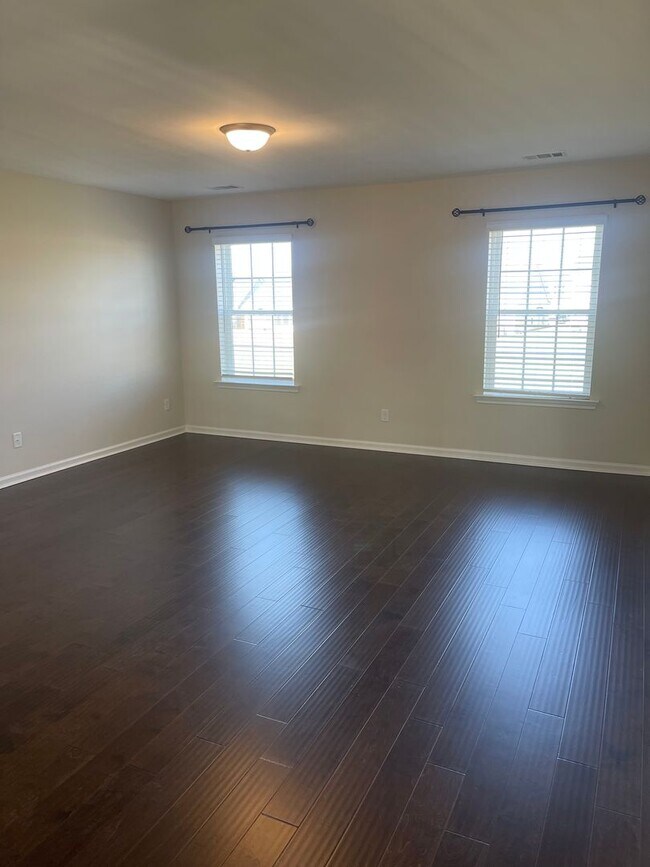 Building Photo - Stunning well kept 4 bed/ 3 bath home!