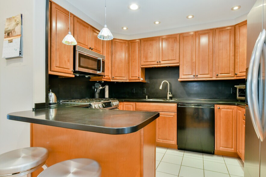 Building Photo - 1011 Beacon St