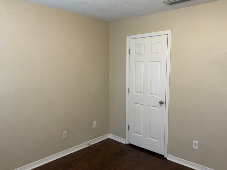 Building Photo - 12142 Corner Oaks Dr