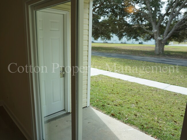 Building Photo - 2BR/1BA Beautiful Condo in Hampstead off S...