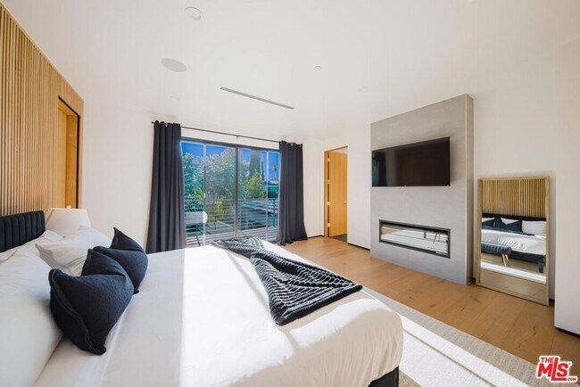 Building Photo - 5141 Varna Ave