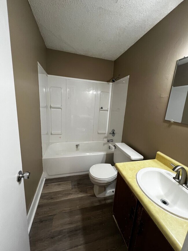 Building Photo - 405 Knollwood Cir