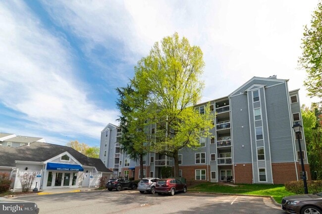 Building Photo - 3176 Summit Square Dr