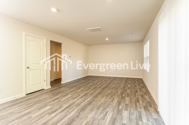 Building Photo - 125 Raymond St