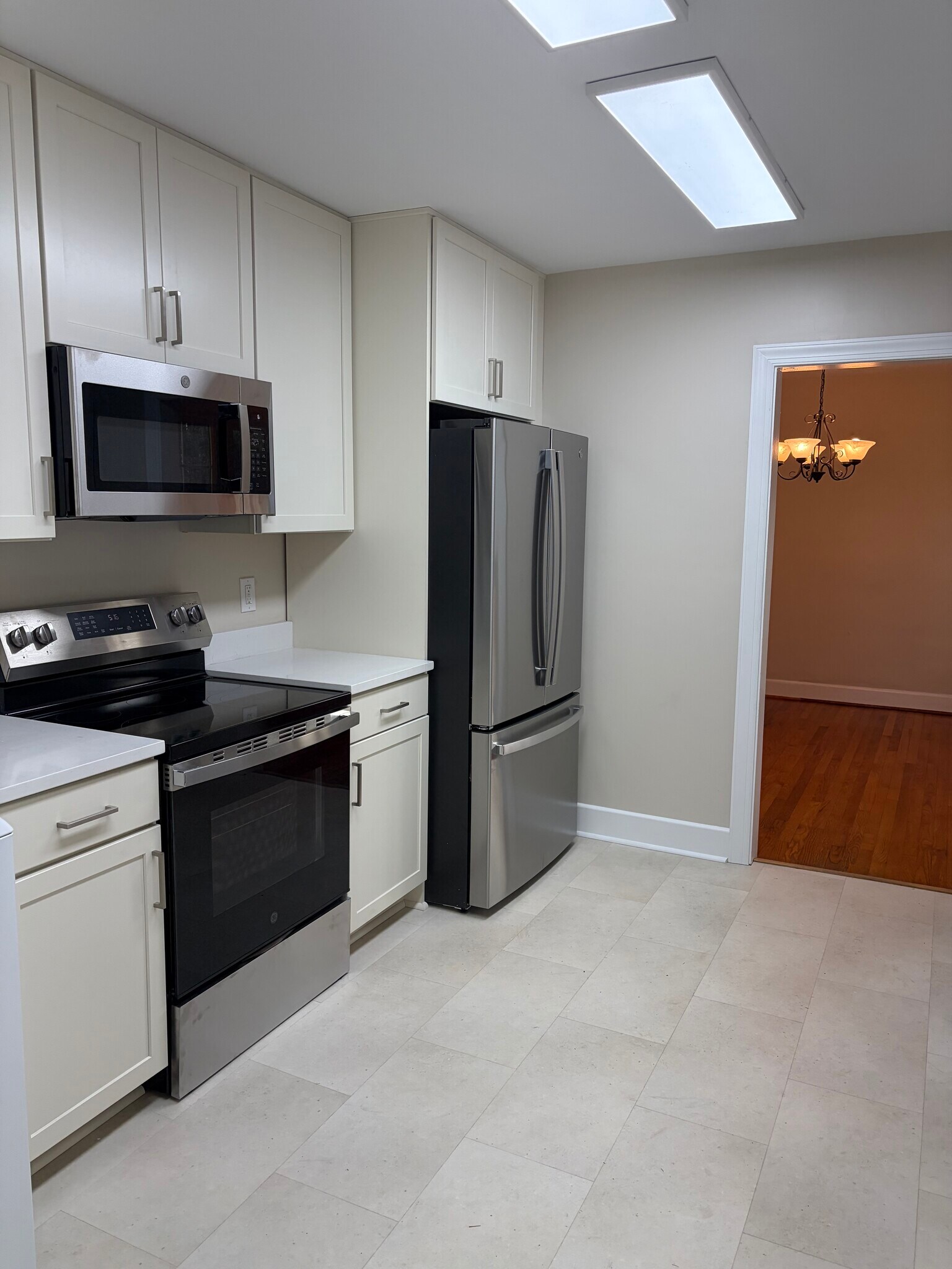 Building Photo - 536 Cavalier Dr