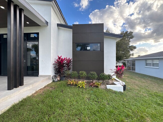 Building Photo - 1882 Coral Point Dr