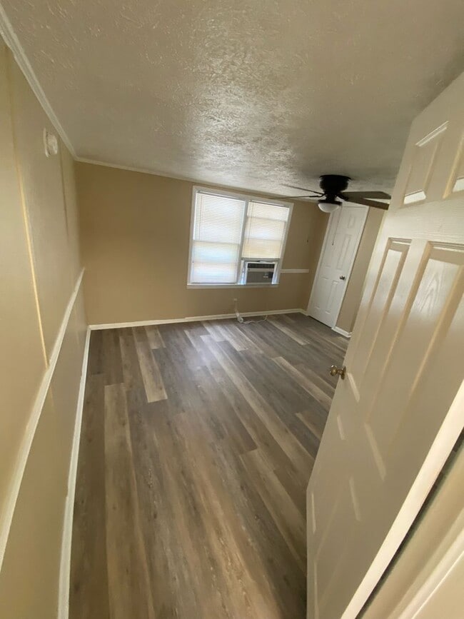 Building Photo - 4 Bed 1 Bath House