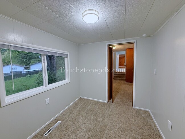 Building Photo - Bright Milwaukie Home with Deck and Large Yard!