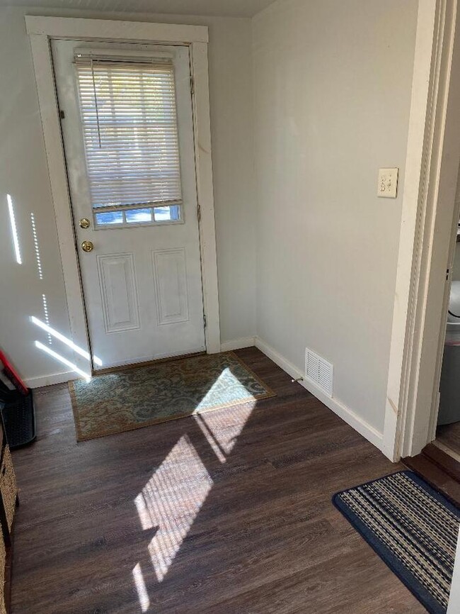 Building Photo - 2 Bedroom house.