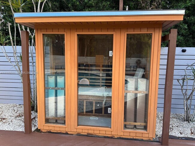 Building Photo - 985 NE 115th St