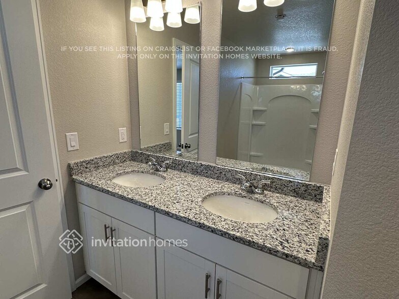 Building Photo - 3341 Streamwood Dr