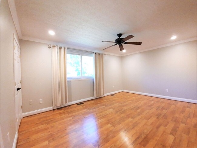 Building Photo - Lovely 3BR/3.5BA Townhouse in Timber Run V...