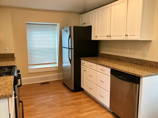 Building Photo - 674 Main St