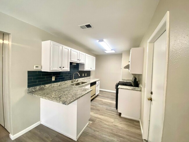 Building Photo - Remodeled 3 Bedroom 2 Bath  with cute back...