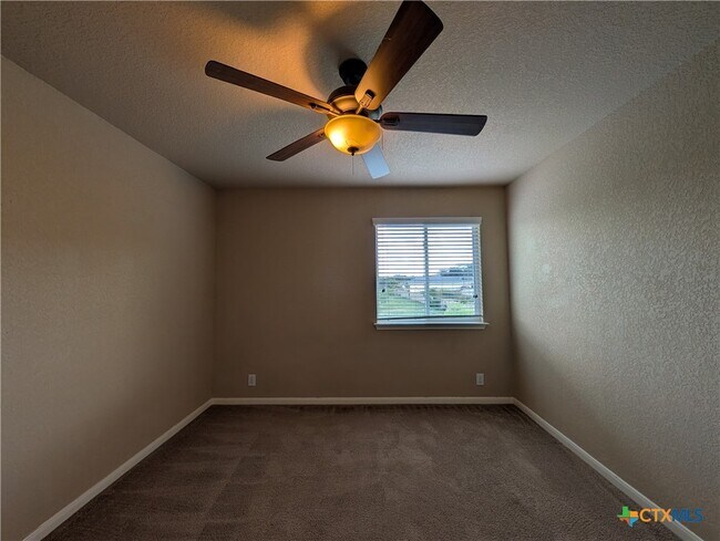 Building Photo - 212 Oak Creek Way