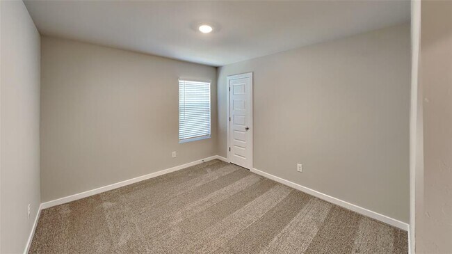 Building Photo - 2933 Ember Dr