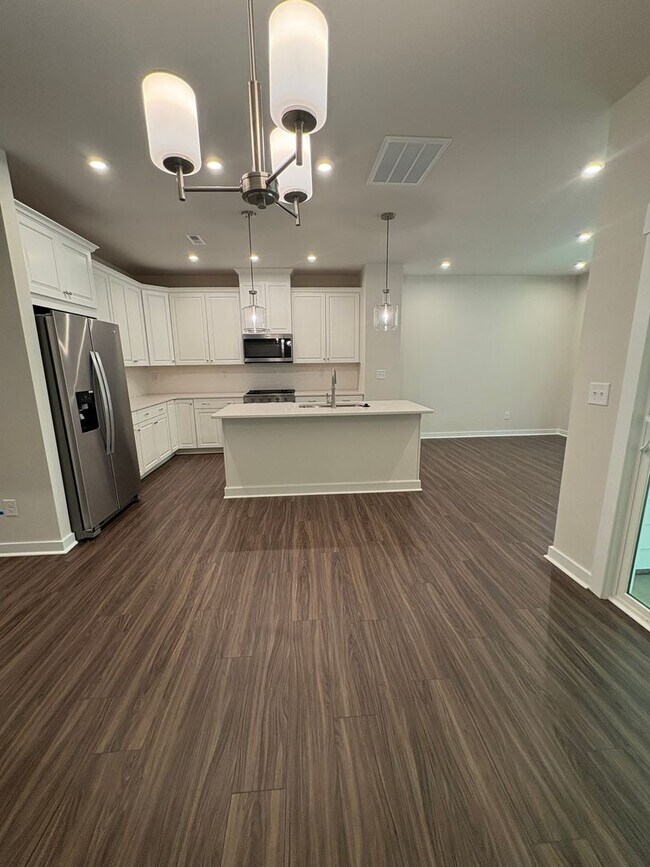Building Photo - Beautiful End Unit Townhome in Griffith Lakes