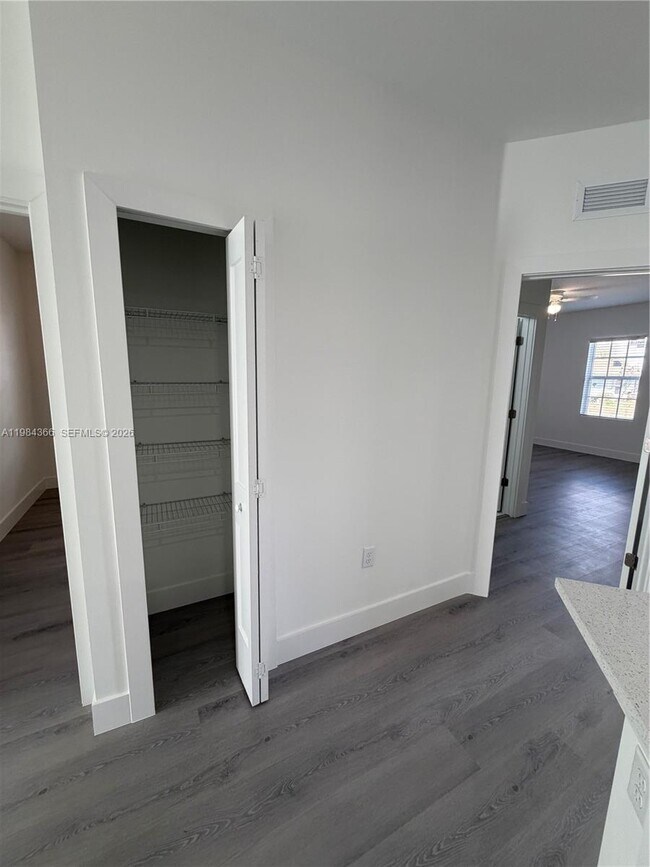 Building Photo - 721 Ivan Ave S