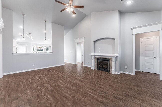 Building Photo - Welcome to this stunning 4-bedroom, 2-bathroom