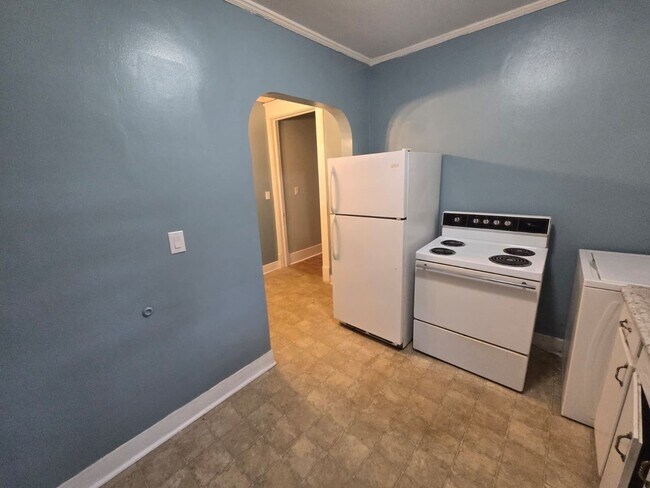 Building Photo - Charming Historic 2BR Apartment with Garag...