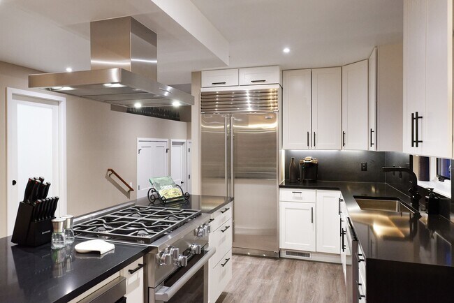 Building Photo - 888 Horse Ranch Dr