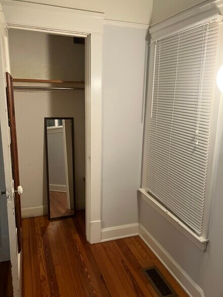 dressing room area off master bedroom - 1567 Woodward Ave
