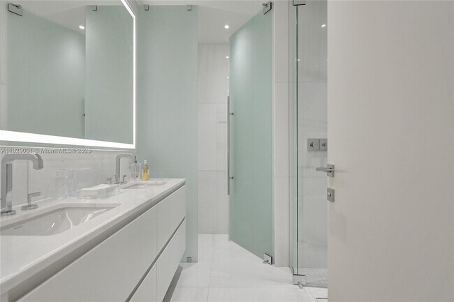 Building Photo - 300 Biscayne Blvd Way