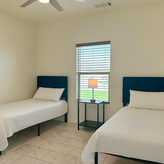 Building Photo - 2412 W Ray Ave