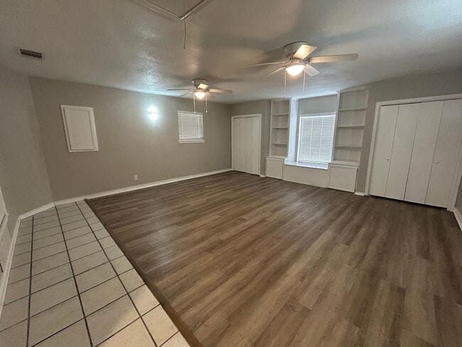 Building Photo - 1900 Sq Feet of Living Space