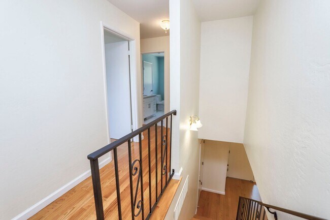 Building Photo - 264 W Oakwood Blvd