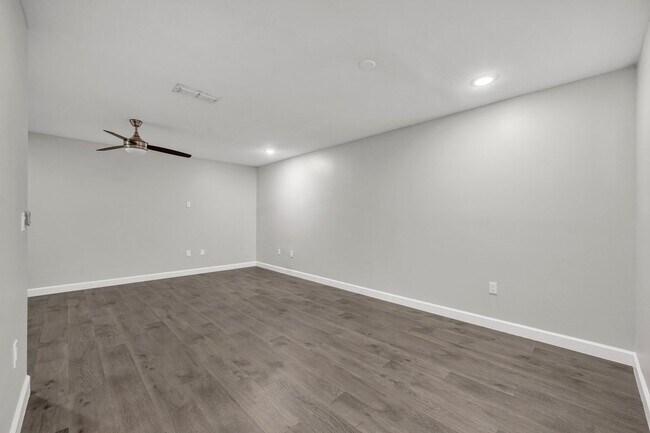Building Photo - "Spacious 3-Bed, 3-Bath Townhouse with Elegant Hardwood Floors in Ocoee!"