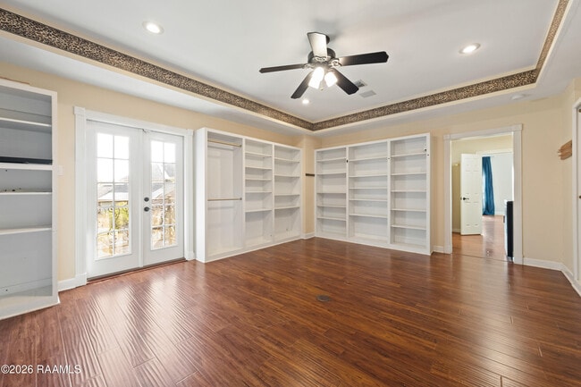 Building Photo - 300 Oak Hollow Dr