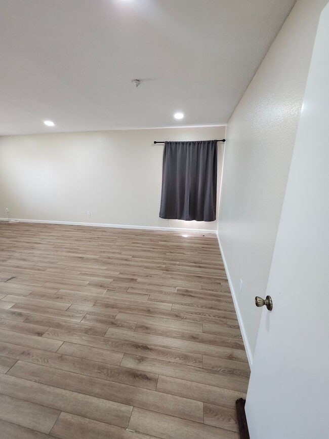 Building Photo - Beautiful 5 Bedroom House fully remodeled....