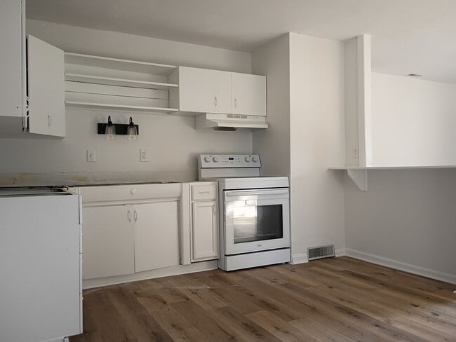 Building Photo - Updates....Updates.....Updates!!!! 3 Bed 2...