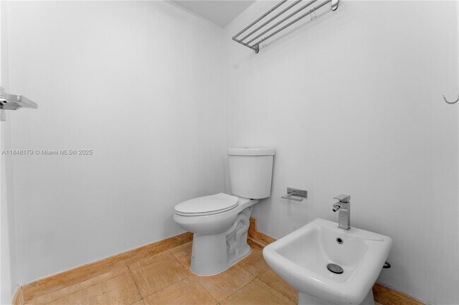 Building Photo - 2843 S Bayshore Dr