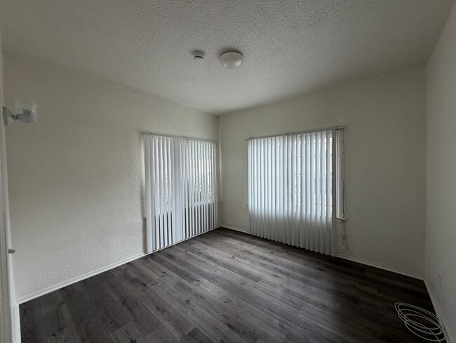 Building Photo - Mid-City 2 Bedroom 1 Bath Gem