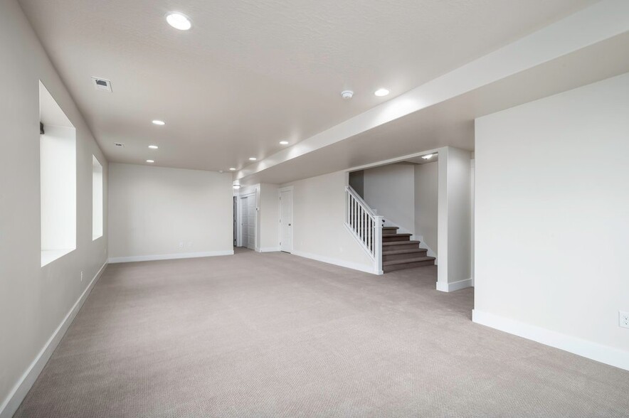 Building Photo - 711 Summit Dr