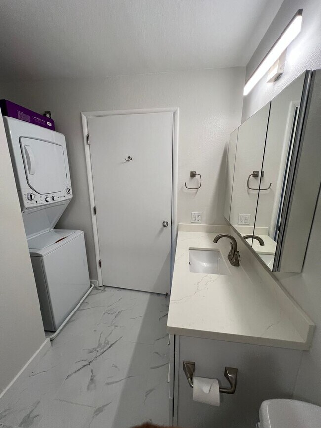 Building Photo - 2 Bedroom / 2 bath, 759 Sq Ft. unit with 2...