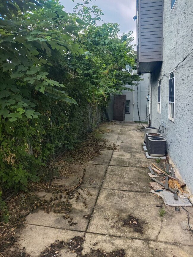 Building Photo - 890 N 41st St