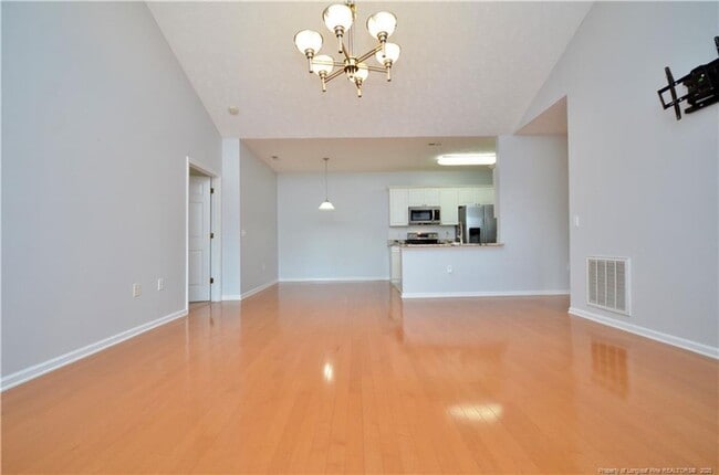 Building Photo - Well maintained 2nd-story condo