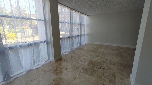Building Photo - 1000 Parkview Dr