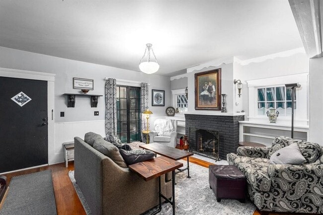 Building Photo - College Hill Bungalow!