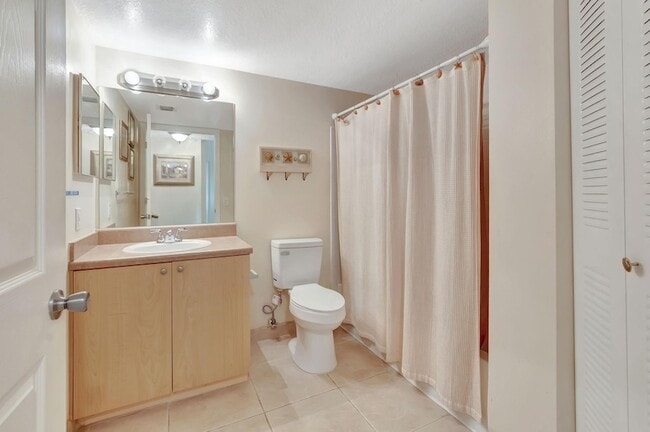 Building Photo - 923 Villa Cir