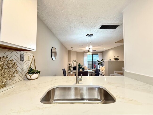 Building Photo - 7122 Wood Hollow Dr