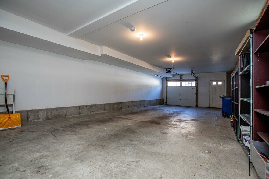 Building Photo - 8 Summer Hill Cir