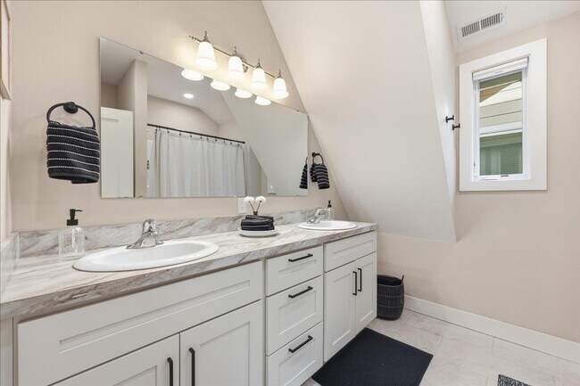 Building Photo - 1434 S Euclid Ave