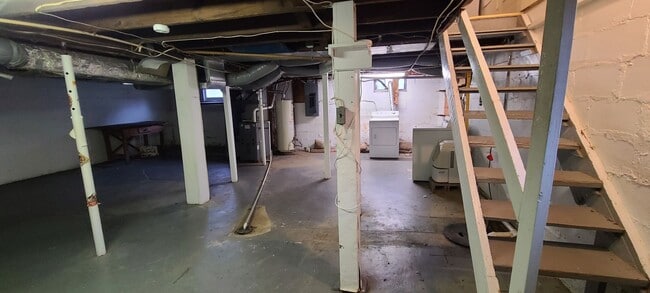 Building Photo - 208 E Grimes Ln