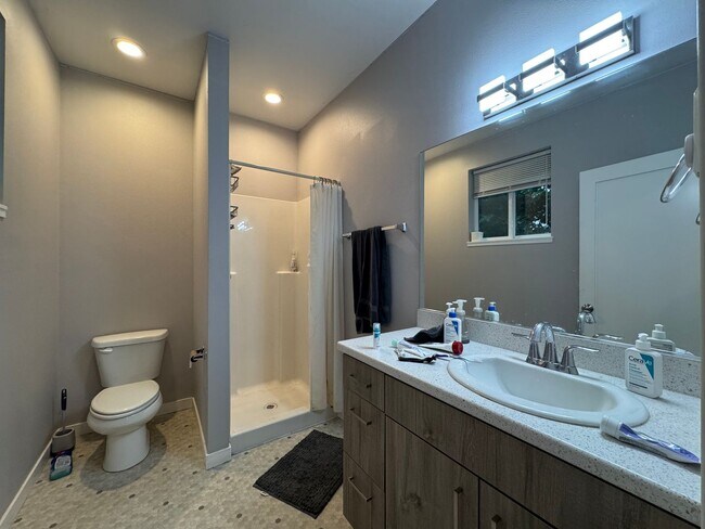 Building Photo - 6 Bed 5 Bath House Newer Updated Near Happy Valley, Fairhaven, WWU