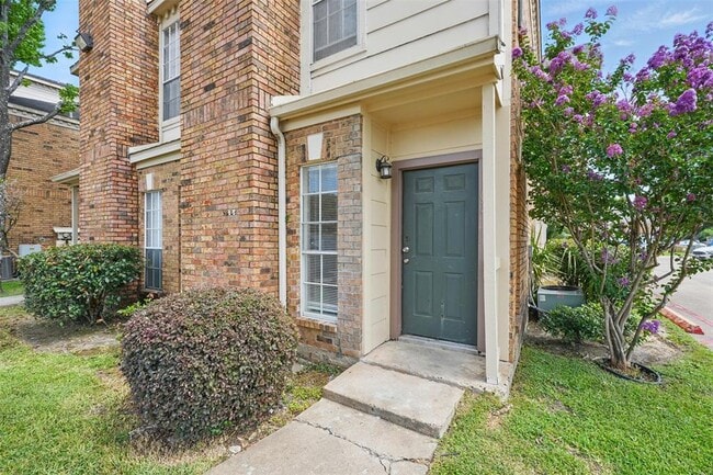Building Photo - 2626 Holly Hall St